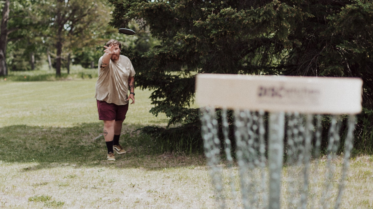 a person throwing a frisbee