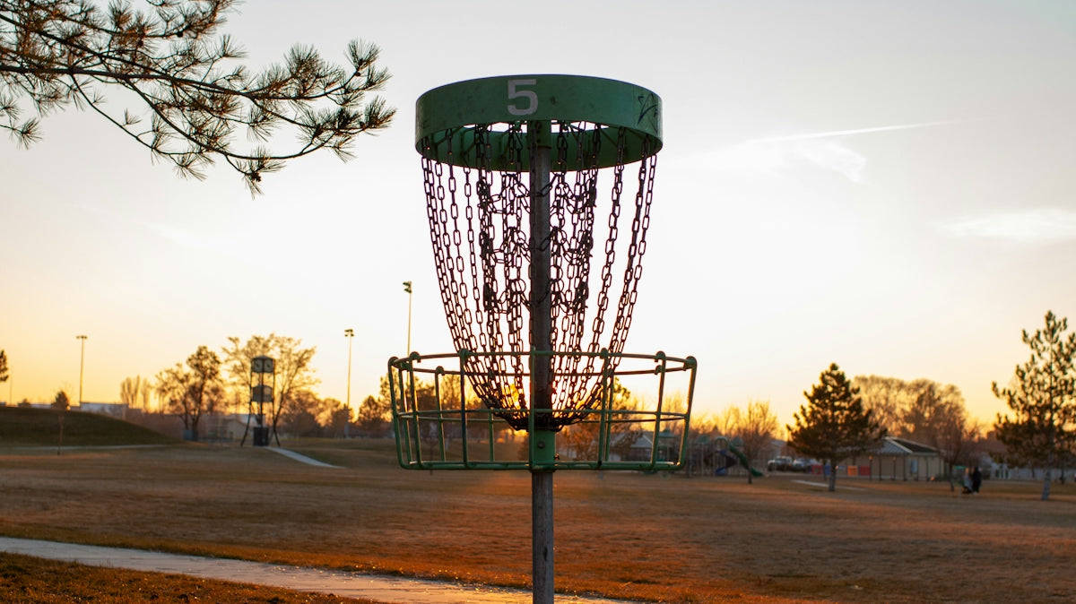 a frisbee golf hole in the middle of a field