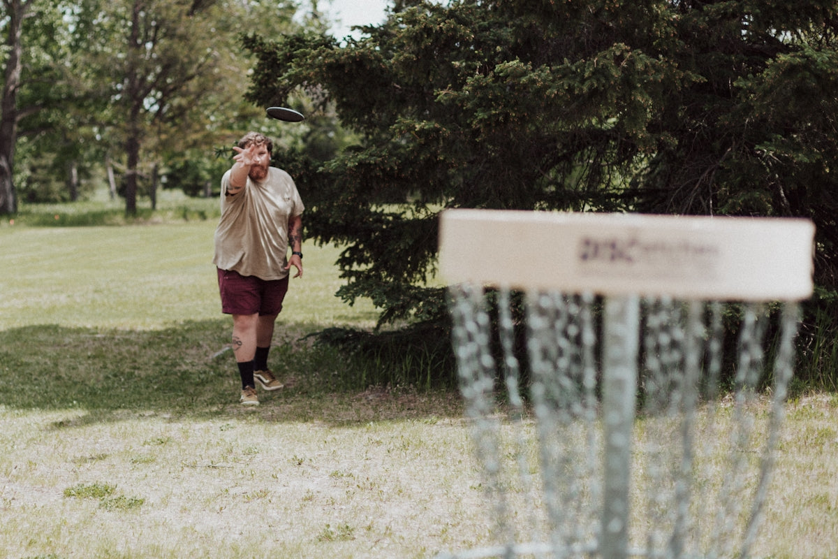 a person throwing a frisbee